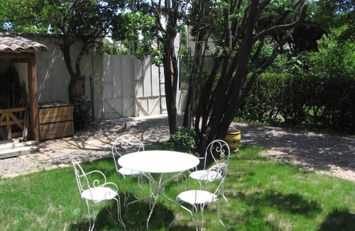 Montfavet Apartment | House with garden