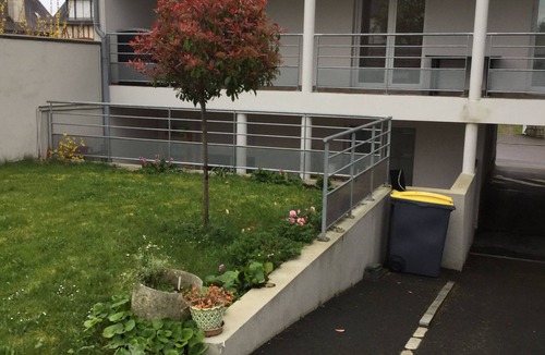 Jeanne d'Arc House | House with garden view