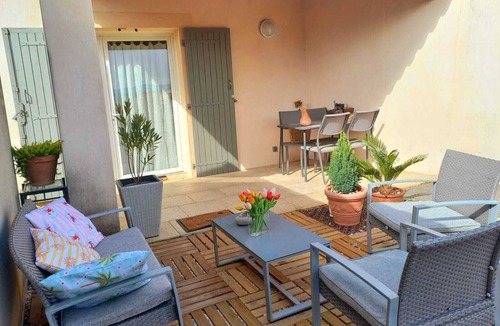 Pierrevert House | House with terrace & garden