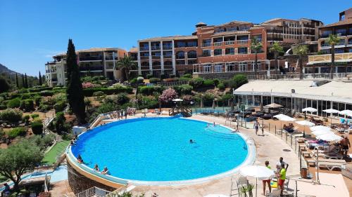 Cap Esterel Apartment | Huuummm c'est là ! Beau T2 Cap Estèrel Village avec Clim !