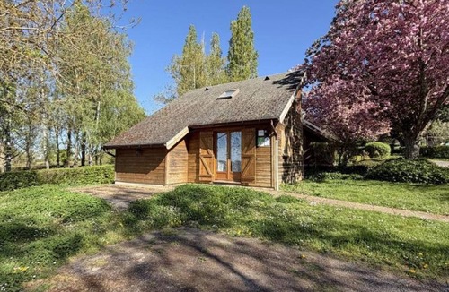 Mesples Cottage | Independent chalets with terrace and children's games in Mesples