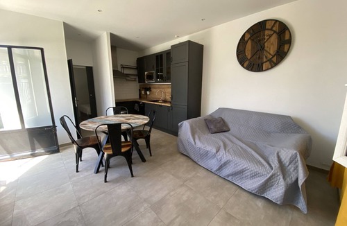 Pont de Vivaux House | Industrial-style townhouse with quiet garden