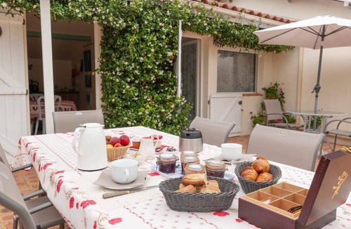 Gueyze House | Intimate and Soothing "Jasmin" Room