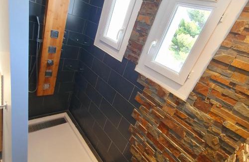 Marignane House | Joli haut de villa 3 chambres climatisé avec jacuzzi