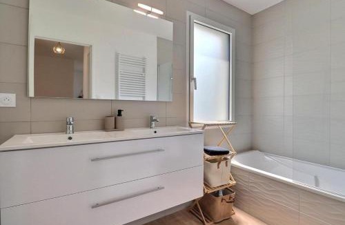 Saint-Aubin-du-Cormier Villa | Ker Phan Cozy urban cottage with hot tub