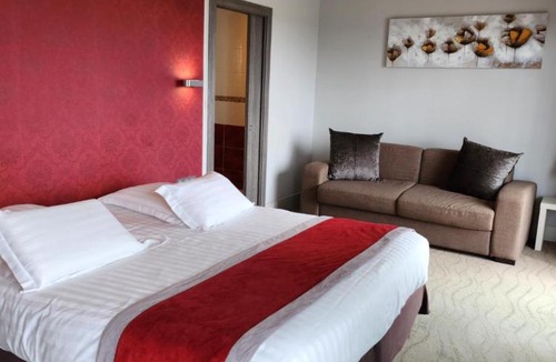 Porte Des Alpes - Mi Plaine - Manissieux Hotel | Kyriad Prestige Lyon Est - Saint Priest Eurexpo Hotel and SPA