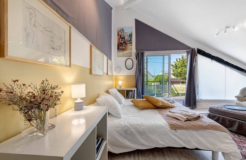 Porspoder Bed & Breakfast | L'Atelier - Loft-Style Studio in Porspoder, 100 m from the Beach, Bedroom & Spacious Living Area