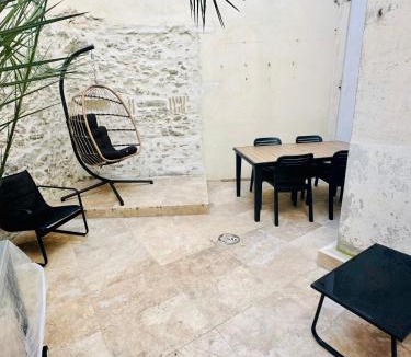 Castelnaudary Apartment | L'Atrium - Cour intérieure & box vélo, rdc