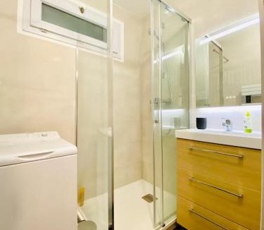 Quartier des Eaux-Claires Apartment | L'Écrin - 2 Bedrooms - Large free parking & Close to Tram