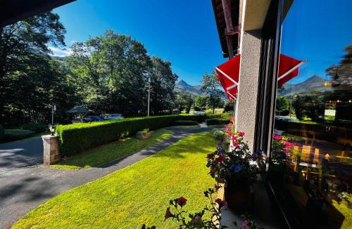 Saint-Jacques-des-Blats Hotel | L'Escoundillou