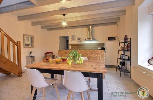 Saint-Jean-Kerdaniel House | La balançoire