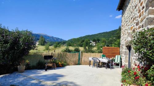 Vic-sur-Cere Apartment | La basse-cour