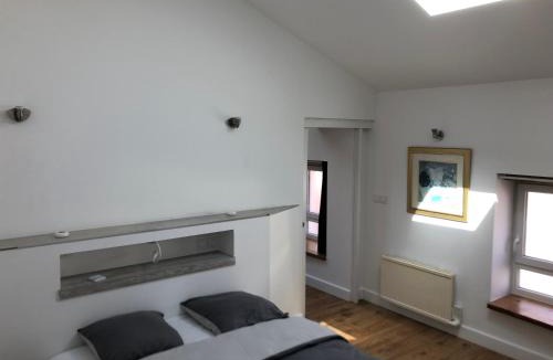 Bessenay Apartment | la cerisiere