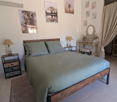 Sartene House | La chambre de Ptitruc au coeur du maquis