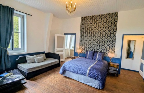 Bourdeilles Bed & Breakfast | La Chambre Royale - Domaine de la Dordrona