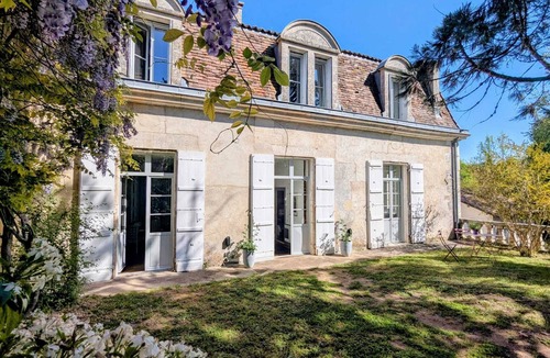 Bourdeilles Bed & Breakfast | La Chambre Royale - Domaine de la Dordrona