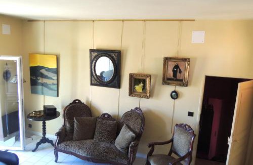 Roussillon Apartment | La Dame Au Balcon