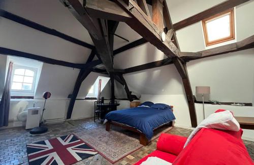 Laval Villa | La maison aux volets bleus