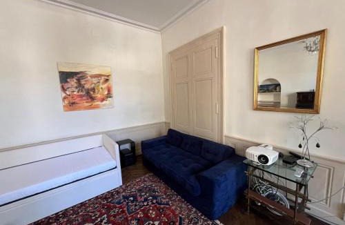 Laval Villa | La maison aux volets bleus