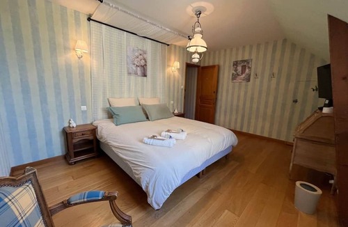 Saint-Remy-du-Plein Bed & Breakfast | La Maison d'Odette: the Hortensia room