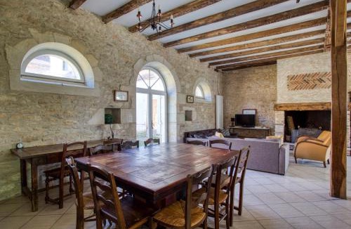 Mayac House | La Petite Cour
