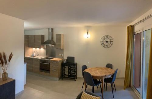 Roussillon Apartment | la pinède