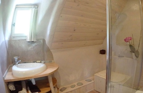 Conques-en-Rouergue House | La Roquette, by the river