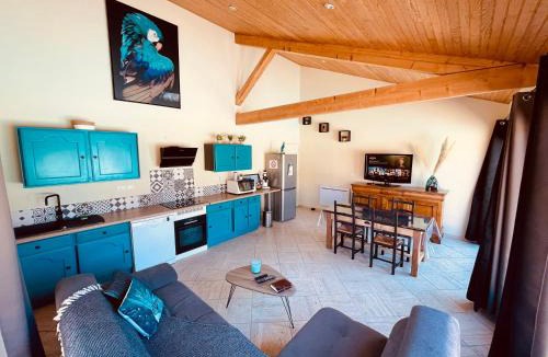 Poncins Villa | La Villa Perroquet