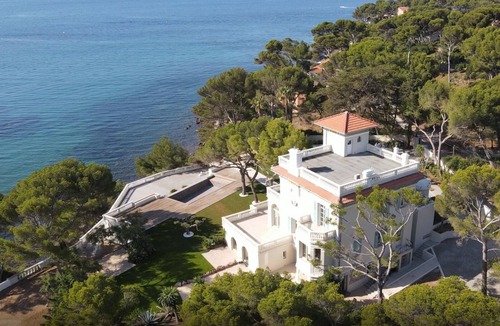La Seyne-sur-Mer House | Large beachfront property with hotel services
