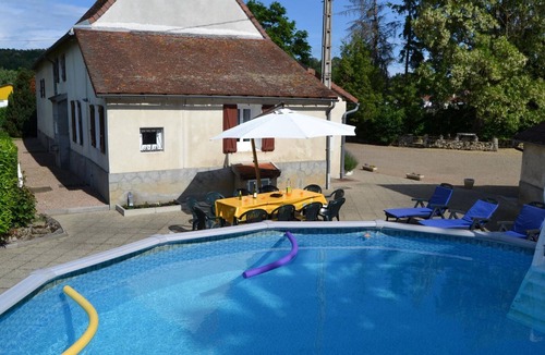 Saint-Pourcain-sur-Sioule Cottage | Large house in Saint-Pourçain with pool, sauna and WiFi