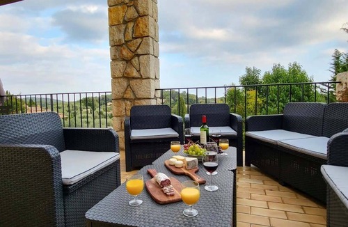 Le Rouret House | Large, friendly and bright villa with pool