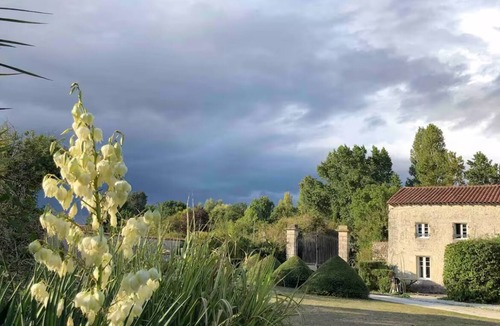 Duil-sur-le-Mignon Cottage | Large gîte (25 people) with heated swimming pool.