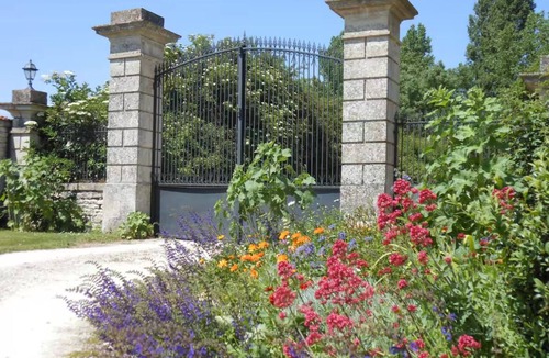 Duil-sur-le-Mignon Cottage | Large gîte (25 people) with heated swimming pool.