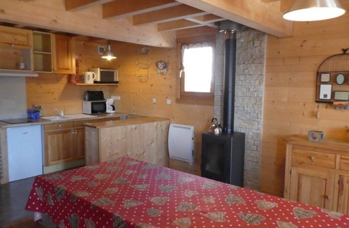 Reallon Ski Chalet | Large recent chalet sleeps 8 in Réallon with terrace