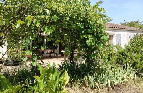 Saint-Pierre-d'Amilly Villa | Large, single-story, air-conditioned house with 5 bedrooms near the Marais Poitevin