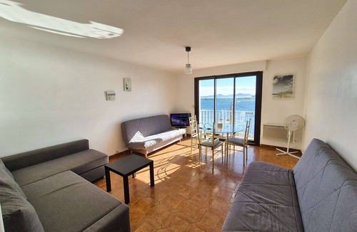 Tamaris Apartment | Large studio with sea view! A stone's throw from Les Sablettes beach