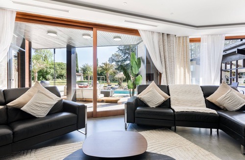 Montauban House | Large Villa with Pool: Perfect Escape!