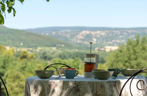 Goult Cottage | Lavender fields gîte with panoramic Gordes views on private estate near Goult