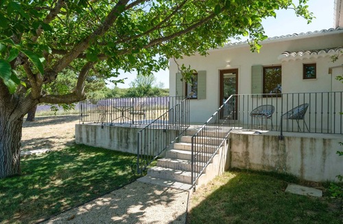 Goult Cottage | Lavender fields gîte with panoramic Gordes views on private estate near Goult