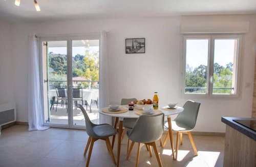 Bormes-Les-Mimosas Apartment | Le Clos Jardin by Interhome
