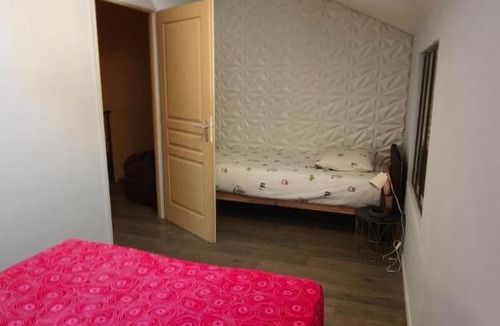 Le Peage-de-Roussillon Apartment | Le duplex du jardin des cils