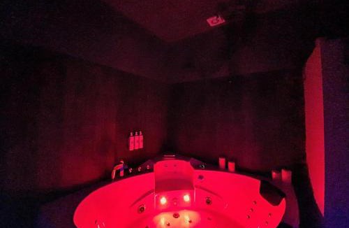 Saint-Jean Apartment | Le Jacuzzi Room