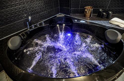 Saint-Roch - Badouillere - Chavanelle Apartment | Le Legendary Spa, hypercentre avec sauna, balnéo et wifi par SOVALFI