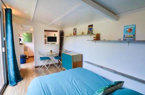 Gemenos Bed & Breakfast | Le Mas de Bertagne studio kitchenette terrasse piscine