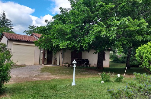 Gramat House | Le Mûrier single-storey house with beautiful veranda. Beautiful garden.