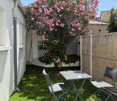Saintes Apartment | Le petit Saintonge-cour privée et climatiseur