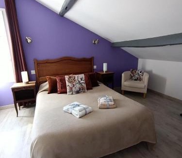 St-Michel-de-Double House | Les biches