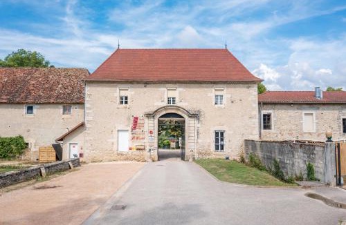 Vignieu Hotel | Les Dépendances du Château Chapeau Cornu