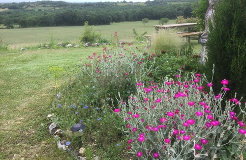 Caylus Cottage | Les gites Perard (West Gite) sleeps 4. Use of Swimming Pool & Pet friendly