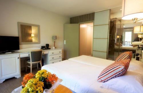 Saint-Jean-Lespinasse Hotel | Les Trois Soleils